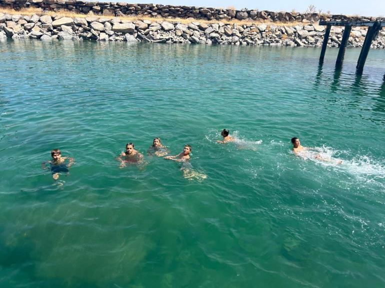 Van Gölüne girenler gözlerine inanamıyor Çocukların saçları altın rengine döndü: Kışın Ronaldo, yazın Osimheniz