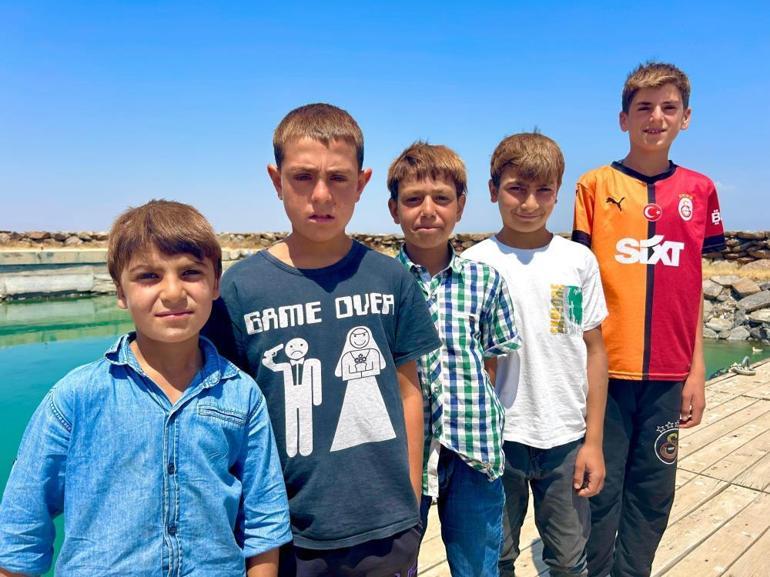 Van Gölüne girenler gözlerine inanamıyor Çocukların saçları altın rengine döndü: Kışın Ronaldo, yazın Osimheniz