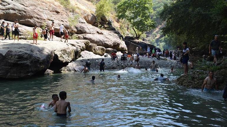 Sıcaklardan kaçış rotası: Batmanda Zore Vadisi plajları aratmıyor