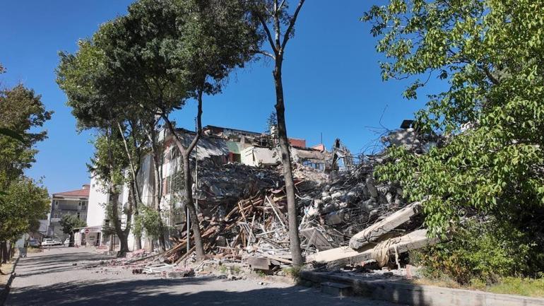 Kütahyada 43 yıl sonra bir ilk: İş hanı riskli bulunup yıkıldı