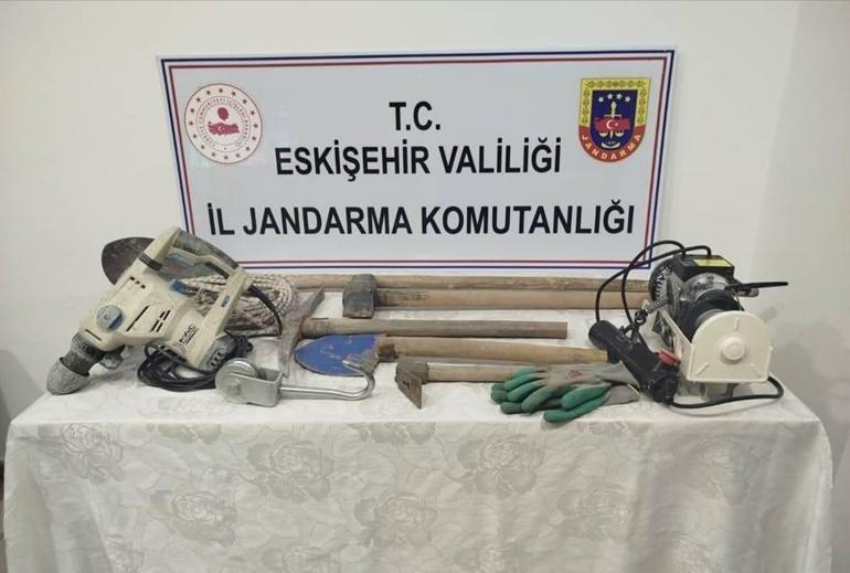Eskişehirde hazine avı Jandarma inanamadı, babasının bahçesini 8 metre kazıp bakın ne yapmış