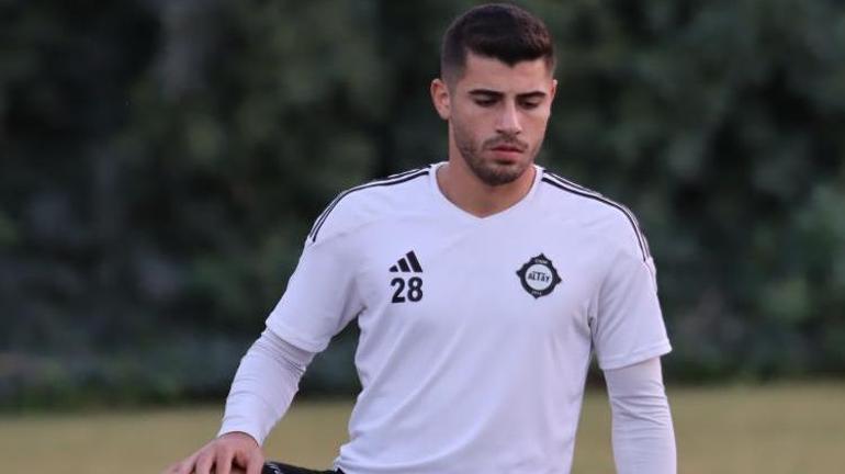 Transfer olduğu takımı terk edip eski takımı Altaya geri döndü