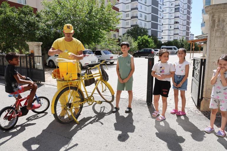 Sarı bisikleti ve şalvarıyla dondurma satıyor Kozanın en renkli dondurmacısı o oldu