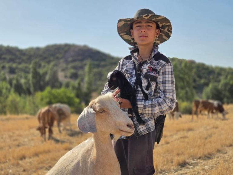 Oğlağı çantasında taşırken keçi takibe aldı: Çobanın zor anları kameraya yansıdı