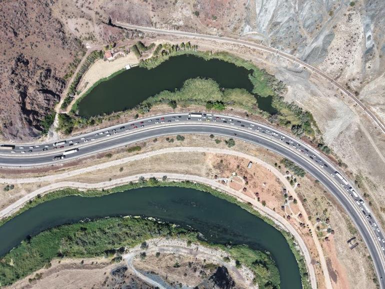 43 ilin geçiş güzergahı Kırıkkaledeki trafik durma noktasına geldi: Dronela görüntülendi