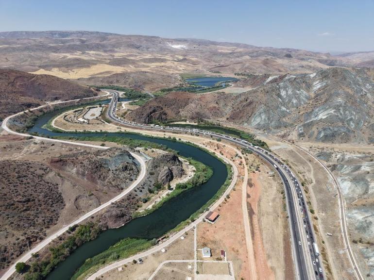 43 ilin geçiş güzergahı Kırıkkaledeki trafik durma noktasına geldi: Dronela görüntülendi