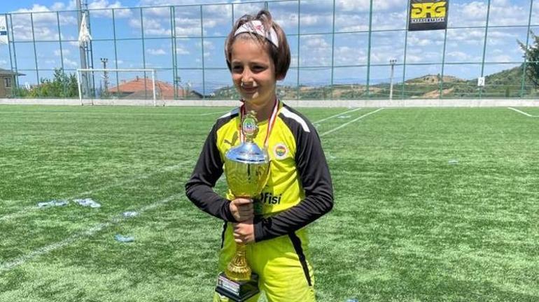 Bursada yetişen genç futbolcu Fenerbahçeye transfer oldu