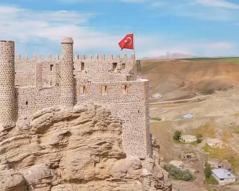 Vanda jandarma nöbet tutuyor Hoşap Kalesinde devriye başladı