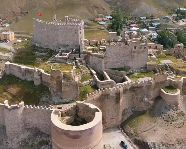 Vanda jandarma nöbet tutuyor Hoşap Kalesinde devriye başladı