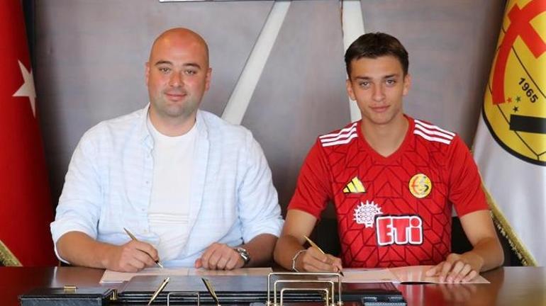 Eskişehirsporda 19 yaşındaki genç yıldız imzayı attı