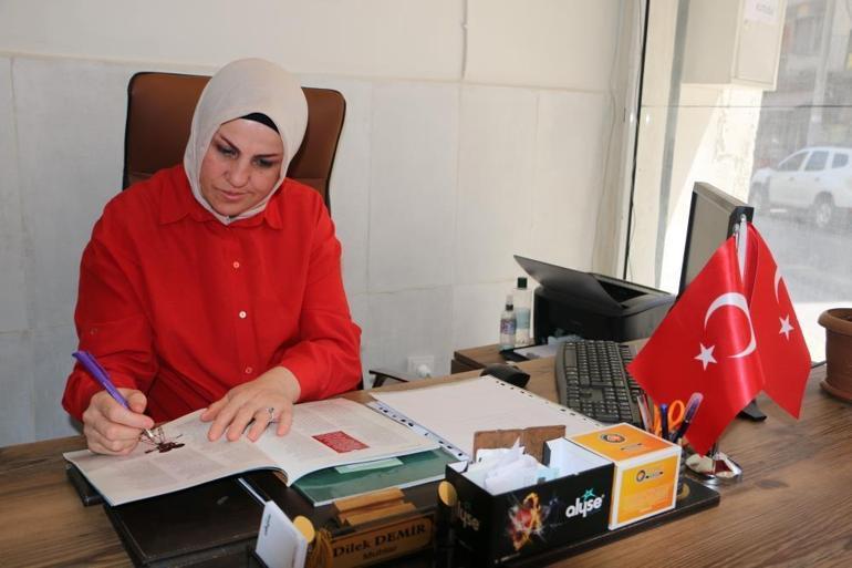 Diyarbakırda 13 yaşında önlüğü çıkartılıp gelinlik giydirilen kadın muhtar zoru başardı 53 yaşında üniversiteli oldu