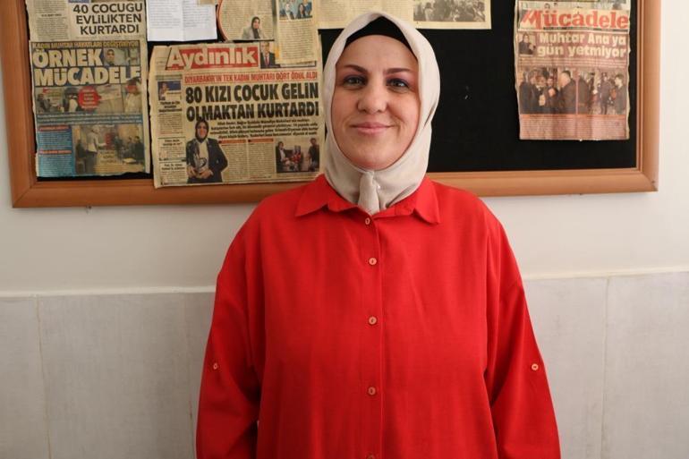 Diyarbakırda 13 yaşında önlüğü çıkartılıp gelinlik giydirilen kadın muhtar zoru başardı 53 yaşında üniversiteli oldu