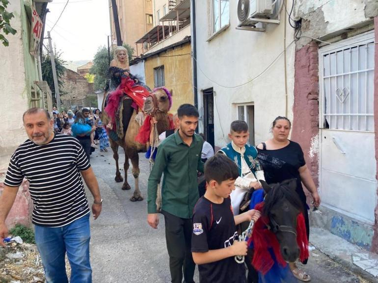 Böyle sünnet düğünü görülmedi Anne deveye, çocuğu midilliye bindi