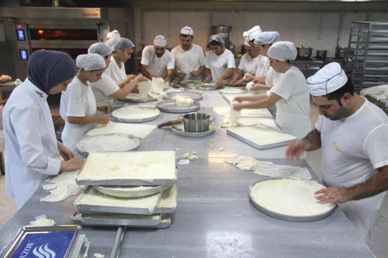 Piyasada fiyatı 1500 liraya kadar çıkmıştı Öğrenciler üretip 650 liraya satıyor, kapısında kuyruk oluyor