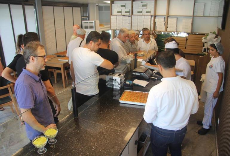 Piyasada fiyatı 1500 liraya kadar çıkmıştı Öğrenciler üretip 650 liraya satıyor, kapısında kuyruk oluyor