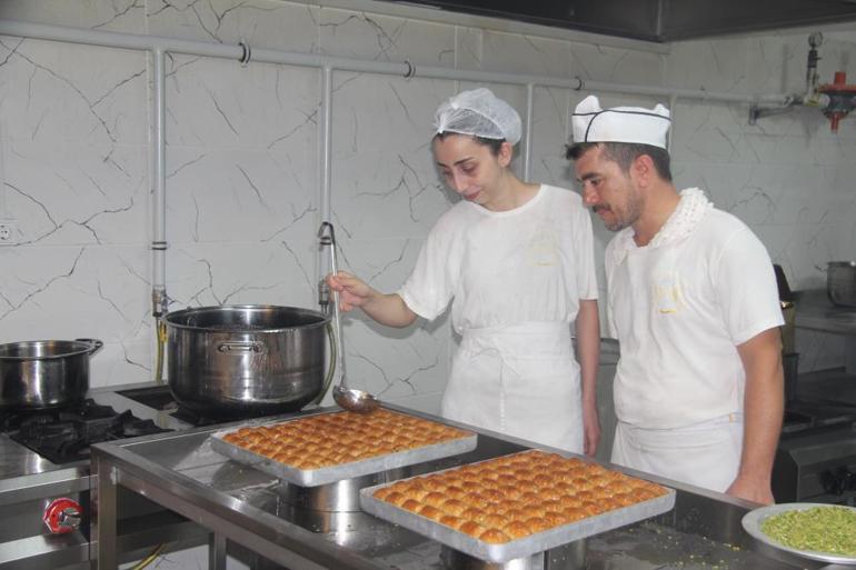 Piyasada fiyatı 1500 liraya kadar çıkmıştı Öğrenciler üretip 650 liraya satıyor, kapısında kuyruk oluyor