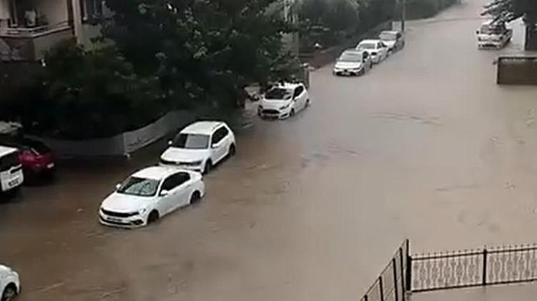 Bursada sağanak yağış hayatı felç etti ev ve iş yerlerini su bastı