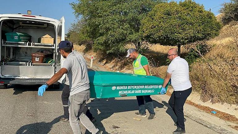 Manisada yol kenarında aracının patlayan lastiğini değiştiren aileye kamyonet çarptı Karı koca öldü çocukları yaralandı