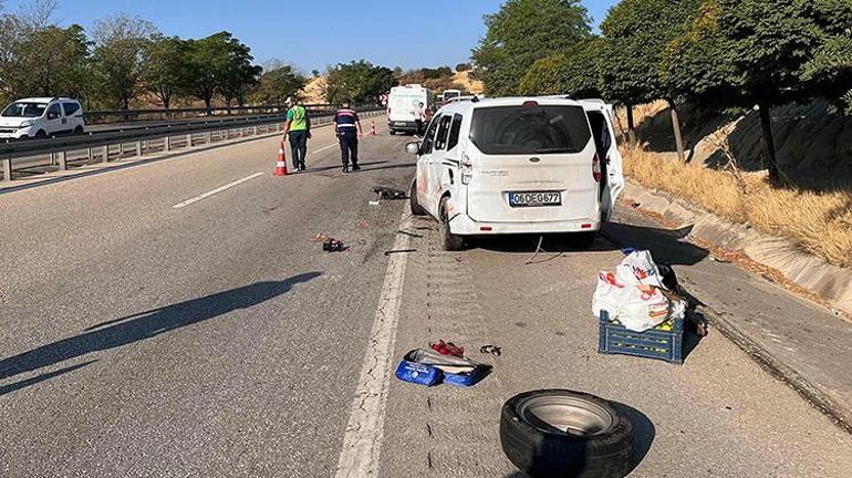 Manisada yol kenarında aracının patlayan lastiğini değiştiren aileye kamyonet çarptı Karı koca öldü çocukları yaralandı