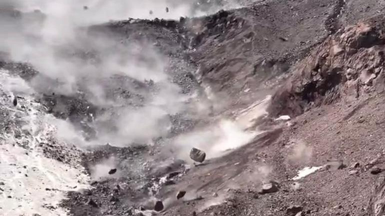 Sıcak hava Ağrı Dağını harekete geçirdi: Kayalar peş peşe düştü, ziyaretçilerin korku dolu anları kameralara yansıdı