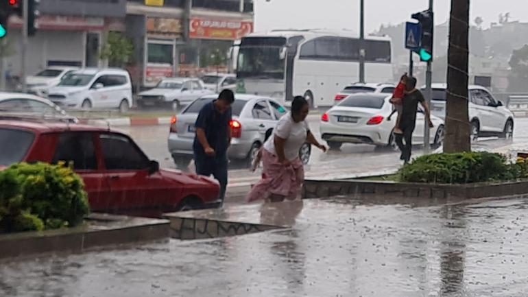 Adana ve Osmaniyede sağanak ve fırtına Yollar göle döndü, çatılar havada uçuştu