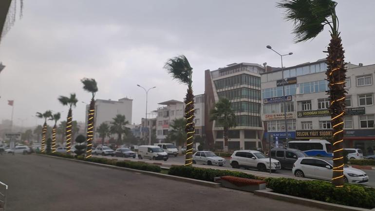 Adana ve Osmaniyede sağanak ve fırtına Yollar göle döndü, çatılar havada uçuştu