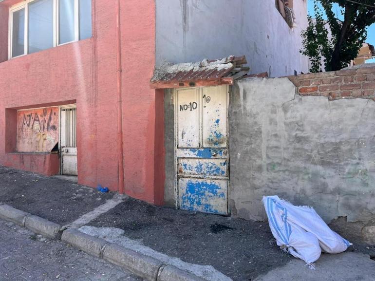 Eskişehirde sokak ortasında dehşet: Karısını dakikalarca döven adam yakalandı