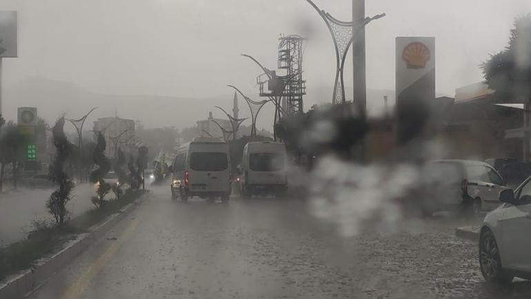 Van’da dolu ve sağanak etkili oldu Van Gölü’nde dalgalar yükseldi