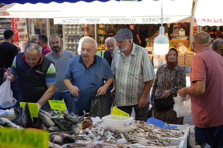 Balık tezgahlarında bereket var, buraya giden karlı çıkıyor Ne alırsan 100 TL, kapış kapış gidiyor