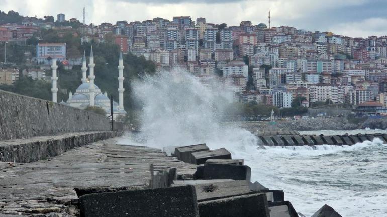 Zonguldakta dalga boyu rekor kırdı Liman Caddesini sardı