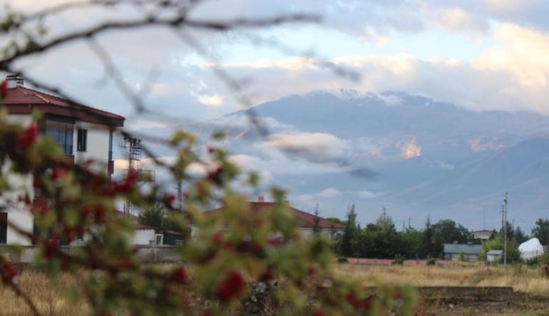 Erzincana yılın ilk karı yağdı Keşiş Dağı beyaza büründü