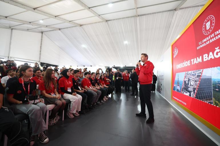 Bakan Bayraktar TEKNOFEST gençliğiyle buluştu: Geleceğimiz için ümitsiniz