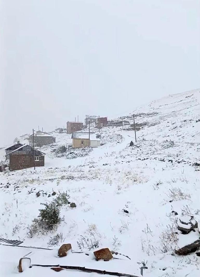 Türkiyeye kar yağmaya başladı O ilde köyler beyaza büründü