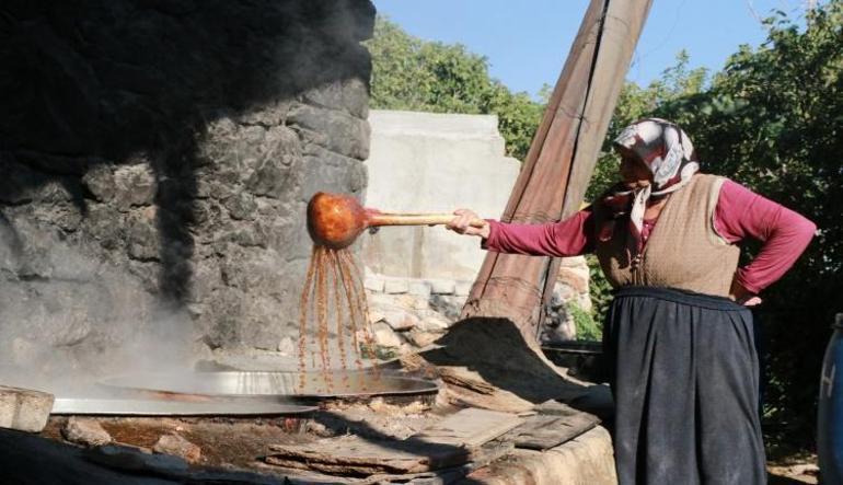 Çanakkalede makinalı hasat başladı: 8 çeşit üreticinin yüzünü güldürdü