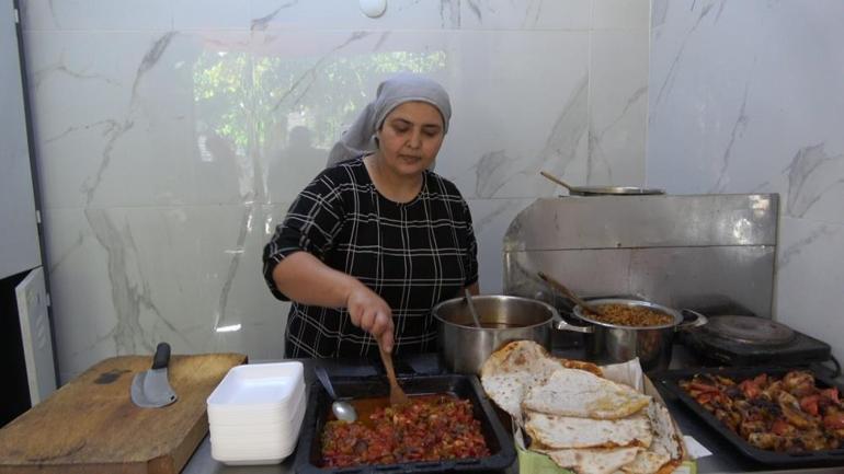 2 metrekarelik dükkanında ekmeğini kazanıyor Yaptığı yemeklerle evlatlarını okutuyor
