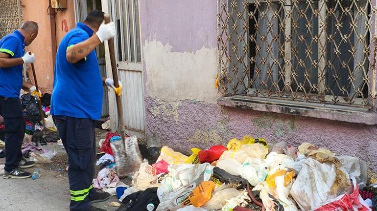 Adanada komşular kötü koku şikayetiyle gidilen evden 2 kamyonet çöp çıktı