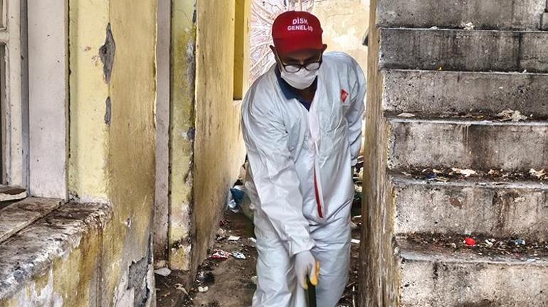 Adanada komşular kötü koku şikayetiyle gidilen evden 2 kamyonet çöp çıktı