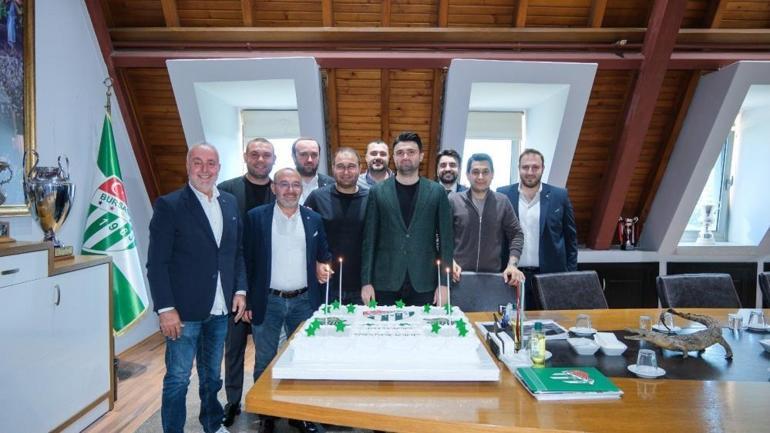Bursasporda Enes Çelike sürpriz Antrenman sonrası tüm takım yaptı