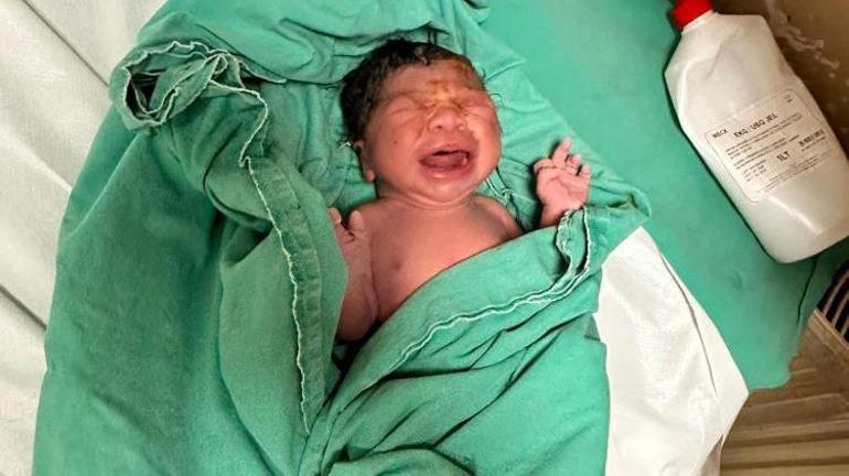 Adana takside mucize: Hastaneye yetişemeyen anne doğum yaptı