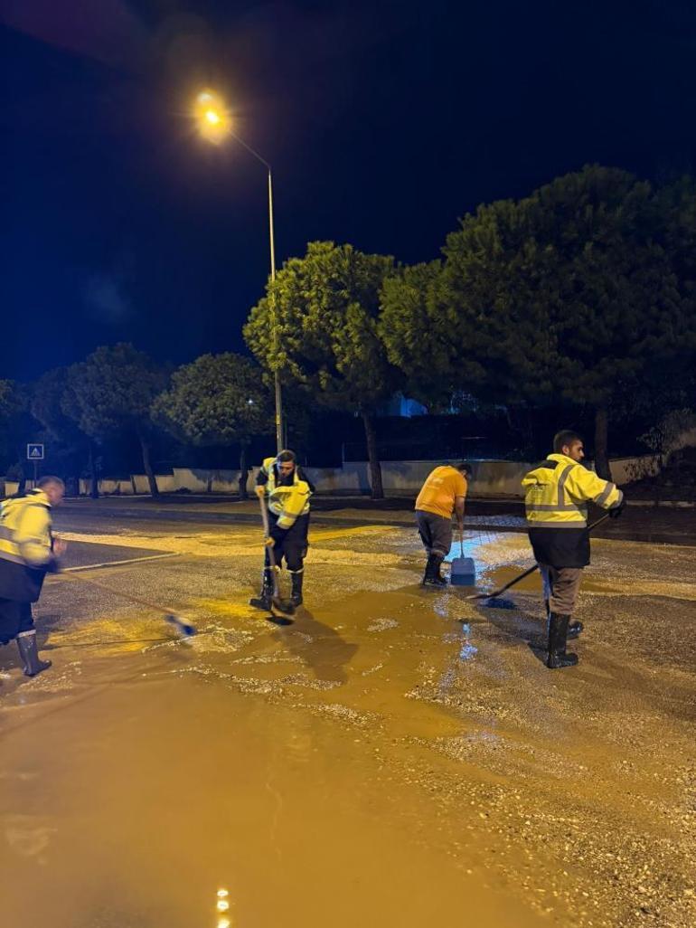 İzmir şiddetli yağmur sele dönüştü Yollar dereye döndü