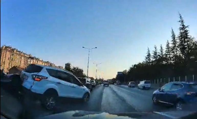 Eskişehir çevreyolunda dehşet anları: Son anda frene bastı, kazayı görüp yavaşlayana arkadan böyle çarptı