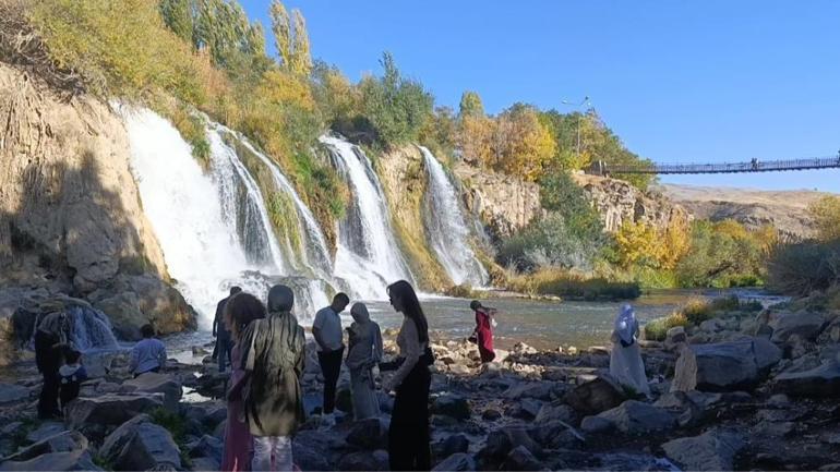 Muradiye Şelalesine turist akını Manzara görenleri büyülüyor