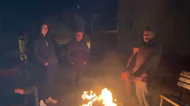 Kütahyada korkutan deprem Halk geceyi dışarıda geçirdi