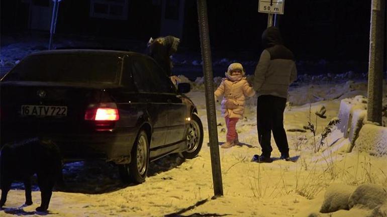 İstanbulun yanı başında lapa lapa kar yağdı Her yer beyaza büründü, görenler oraya akın etti