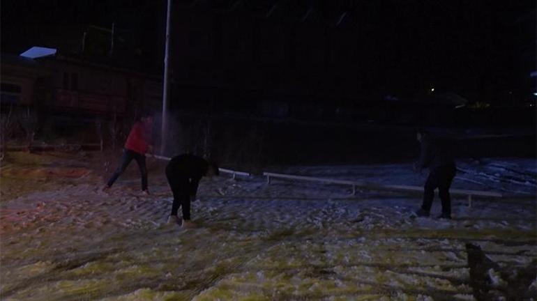 İstanbulun yanı başında lapa lapa kar yağdı Her yer beyaza büründü, görenler oraya akın etti