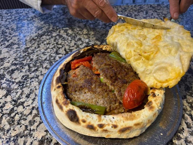 Gastronominin başkentinde yapılıyor Kiremitte pişen lavaş kebabı damak çatlatıyor