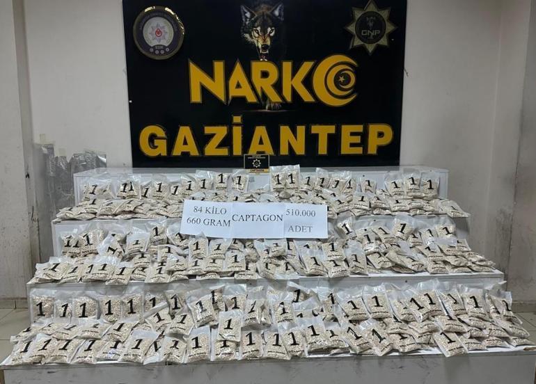 Gaziantepte yoldan geçen araçtan çuval çuval çıktı Tam 510 bin adet ele geçirildi