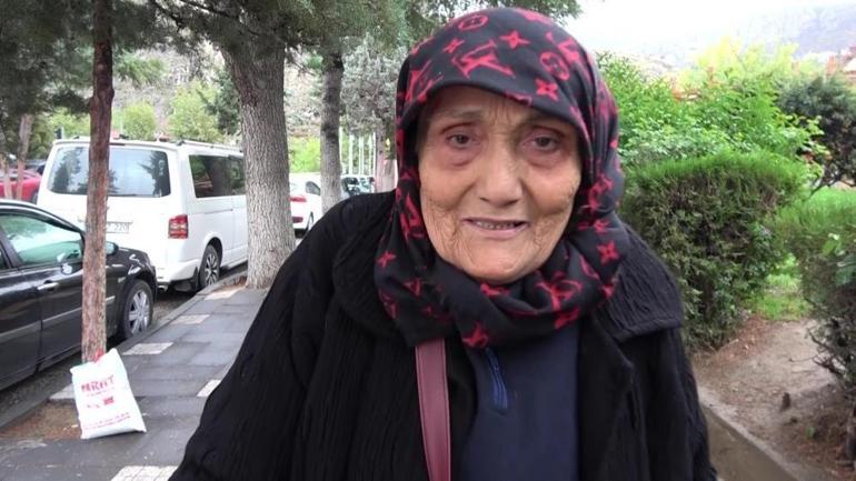 Annesinin ayakkabılarını elleriyle temizledi Amasyada yürekler bu görüntüyle ısındı