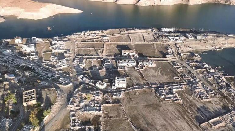 Karsta sular çekildi, eski köy ortaya çıktı