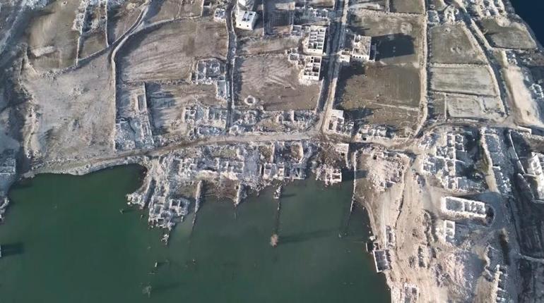 Karsta sular çekildi, eski köy ortaya çıktı